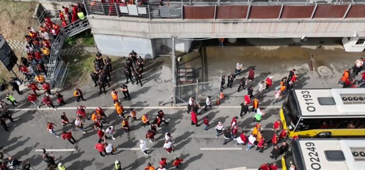 RAMS Park'ta toplanan Galatasaraylı taraftarlar, derbi için Kadıköy'e gitti