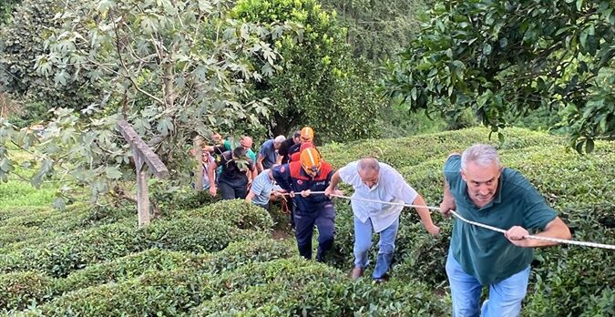 Rize'de teli kopan ilkel teleferikten çay bahçesine atlayan kadın yaralandı