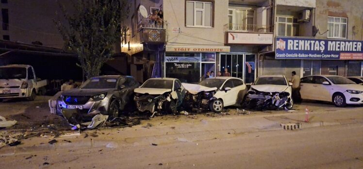 Samsun'da alkollü sürücü galerinin önündeki 5 araca ve trafoya çarparak durdu