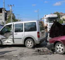 Samsun'da hafif ticari araçla çarpışan otomobildeki 3 kişi yaralandı