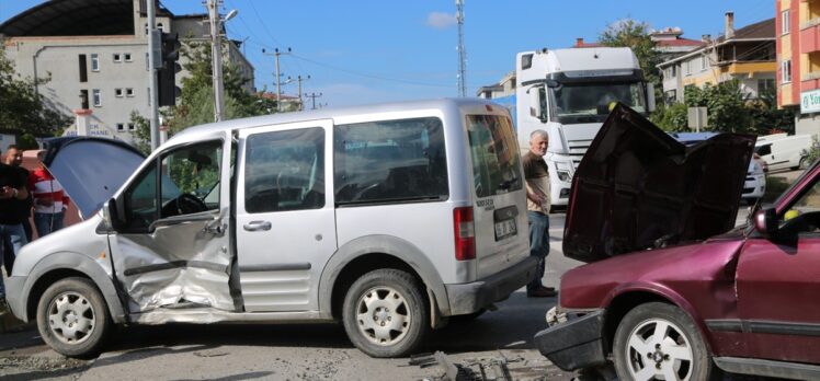 Samsun'da hafif ticari araçla çarpışan otomobildeki 3 kişi yaralandı