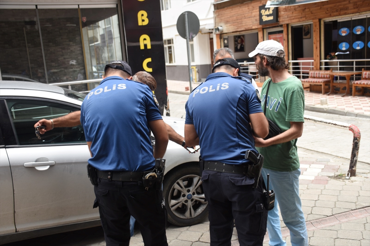 Samsun'da okul çevrelerindeki denetimlerde aranan 5 kişi yakalandı