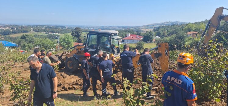 Samsun'da kuyu açarken kayan toprağın altında kalan 2 kişinin kurtarılmasına çalışılıyor