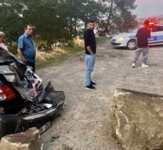 Sinop’ta yamaçtan kopan kaya parçası park halindeki otomobilin üzerine düştü