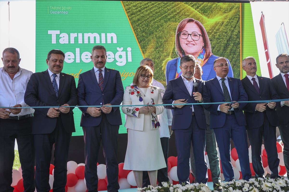 Tarım ve Orman Bakanı Yumaklı, Gaziantep'te ekmek fabrikasının açılışında konuştu: