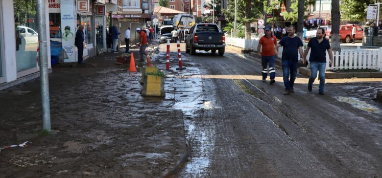 Taşkın ve heyelan meydana gelen Araklı'da temizlik çalışmaları sürüyor