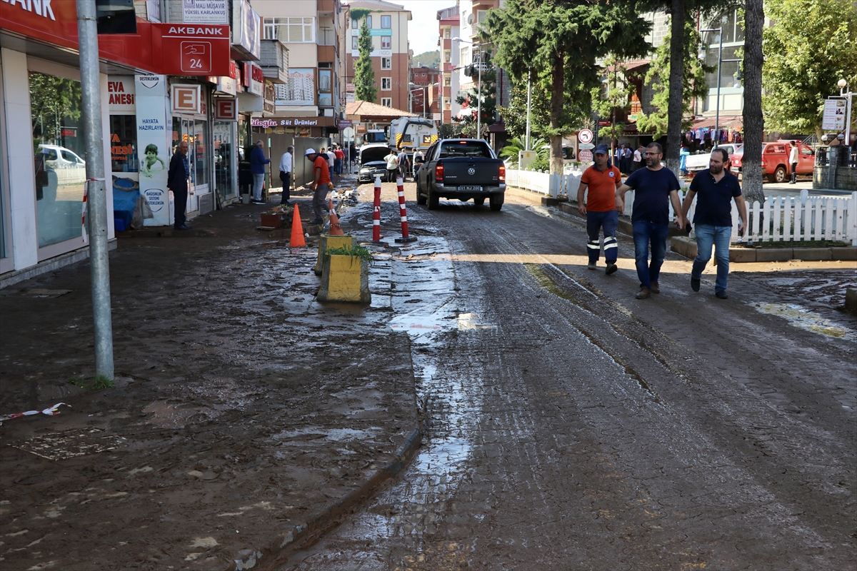 Taşkın ve heyelan meydana gelen Araklı'da temizlik çalışmaları sürüyor