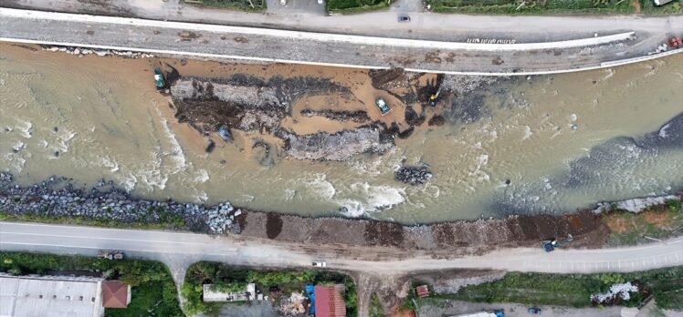 Taşkın ve heyelanların meydana geldiği Arhavi'de temizlik ile yol yapım çalışmaları sürüyor