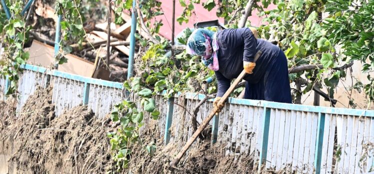 Trabzon'da taşkın ve heyelan meydana gelen ilçelerde temizlik çalışmaları sürüyor