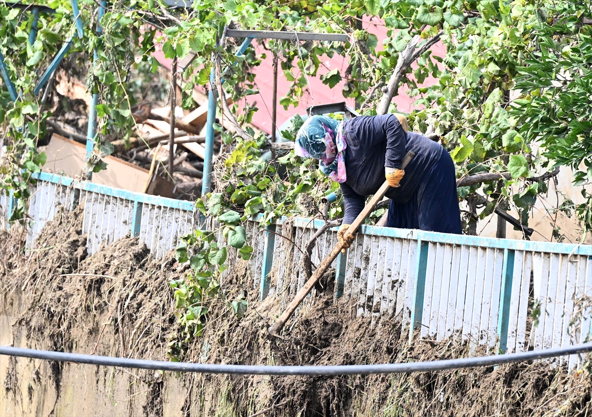 Trabzon'da taşkın ve heyelan meydana gelen ilçelerde temizlik çalışmaları sürüyor