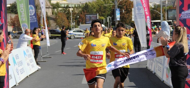 Uluslararası Kayseri Yarı Maratonu öncesi çocuklar yarıştı