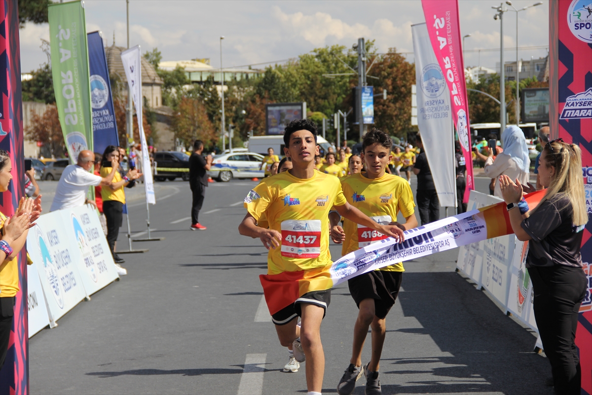 Uluslararası Kayseri Yarı Maratonu öncesi çocuklar yarıştı