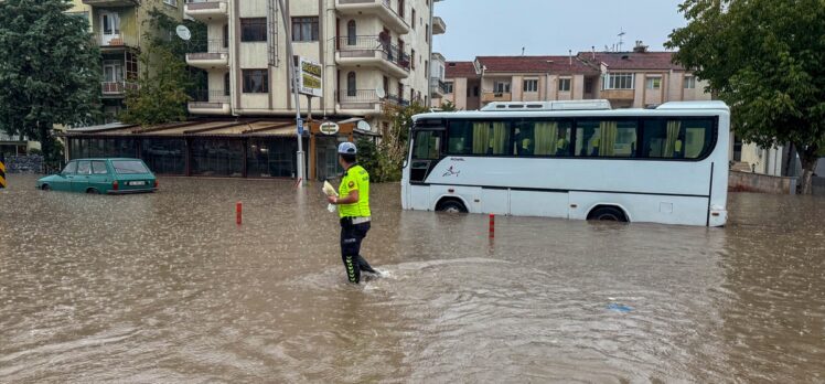 Uşak'ta sağanak etkili oldu