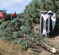 Uşak'ta şarampole devrilen otomobildeki anne ve ikiz bebekleri yaralandı