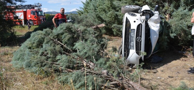 Uşak'ta şarampole devrilen otomobildeki anne ve ikiz bebekleri yaralandı