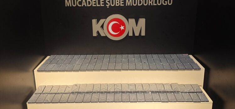 Van'da minibüste 296 kaçak cep telefonu ele geçirildi