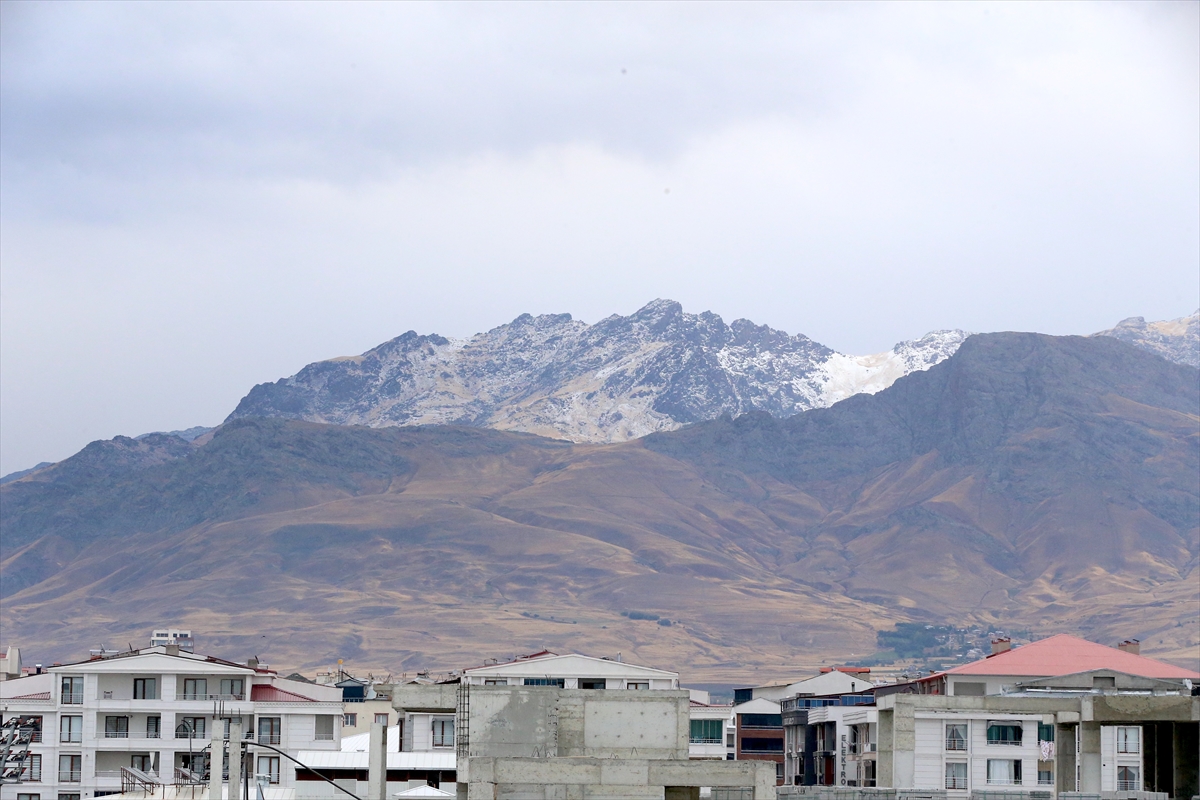 Van'daki Erek Dağı'na kar yağdı