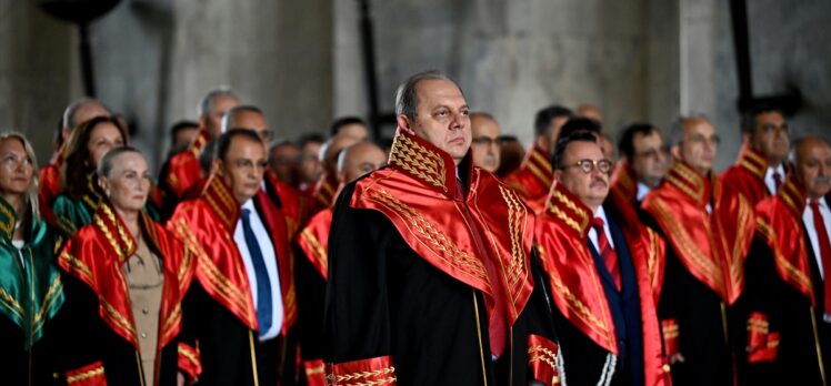 Yargıtay üyeleri, adli yılın açılışı dolayısıyla Anıtkabir'i ziyaret etti