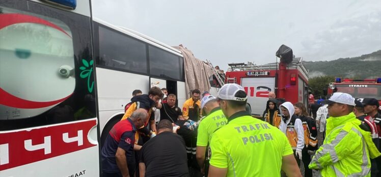 GÜNCELLEME – Zonguldak'ta otobüsle kamyonun çarpıştığı kazada 2 kişi öldü, 24 kişi yaralandı