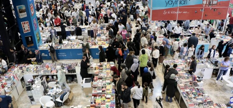 14. Kocaeli Kitap Fuarı'nda hafta sonu yoğunluğu yaşanıyor