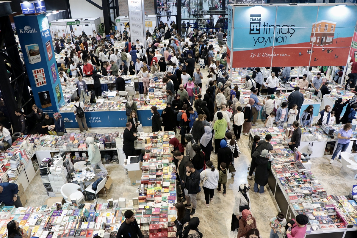 14. Kocaeli Kitap Fuarı'nda hafta sonu yoğunluğu yaşanıyor