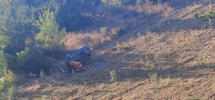 Adana'da devrilen traktörün sürücüsü hayatını kaybetti