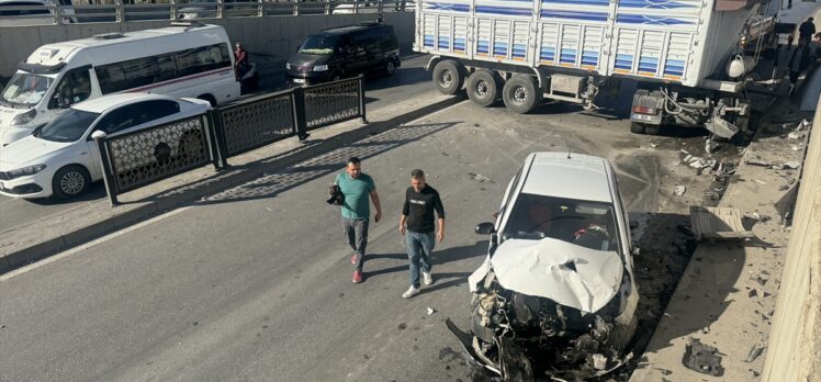 Adana'da kamyon ile otomobilin çarpıştığı kazada 1 kişi yaralandı