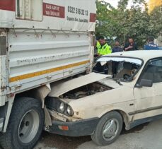 Adana'da park halindeki kamyonete çarpan otomobildeki 3 kişi yaralandı