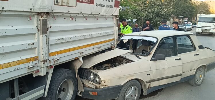 Adana'da park halindeki kamyonete çarpan otomobildeki 3 kişi yaralandı