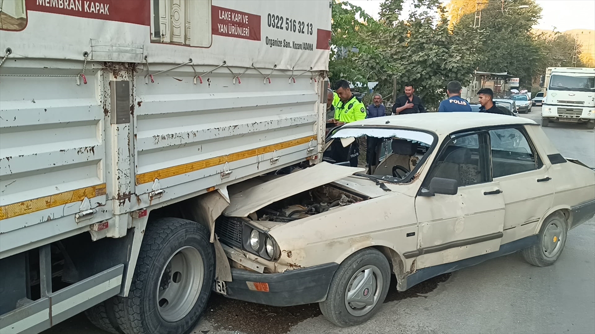 Adana'da park halindeki kamyonete çarpan otomobildeki 3 kişi yaralandı