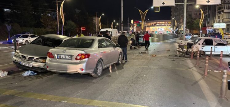 Afyonkarahisar'da 4 aracın karıştığı zincirleme trafik kazasında 2 kişi yaralandı