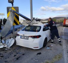 Afyonkarahisar'da bariyerlere çarpan otomobildeki 1 kişi öldü, 4 kişi yaralandı