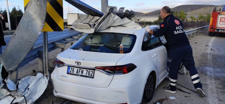 Afyonkarahisar'da bariyerlere çarpan otomobildeki 1 kişi öldü, 4 kişi yaralandı