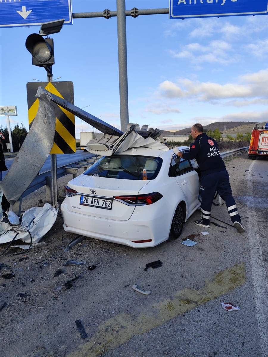 Afyonkarahisar'da bariyerlere çarpan otomobildeki 1 kişi öldü, 4 kişi yaralandı