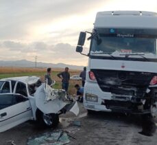 Afyonkarahisar'da tır ile otomobilin çarpışması sonucu 3 kişi öldü, 1 kişi ağır yaralandı