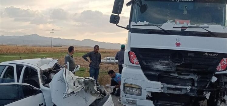 Afyonkarahisar'da tır ile otomobilin çarpışması sonucu 3 kişi öldü, 1 kişi ağır yaralandı