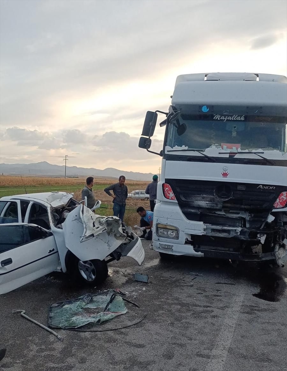 Afyonkarahisar'da tır ile otomobilin çarpışması sonucu 3 kişi öldü, 1 kişi ağır yaralandı