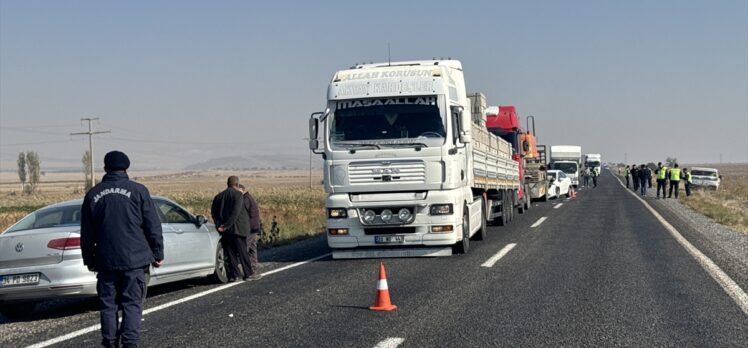 Afyonkarahisar'daki trafik kazasında karakol komutanı astsubay öldü, 15 kişi yaralandı