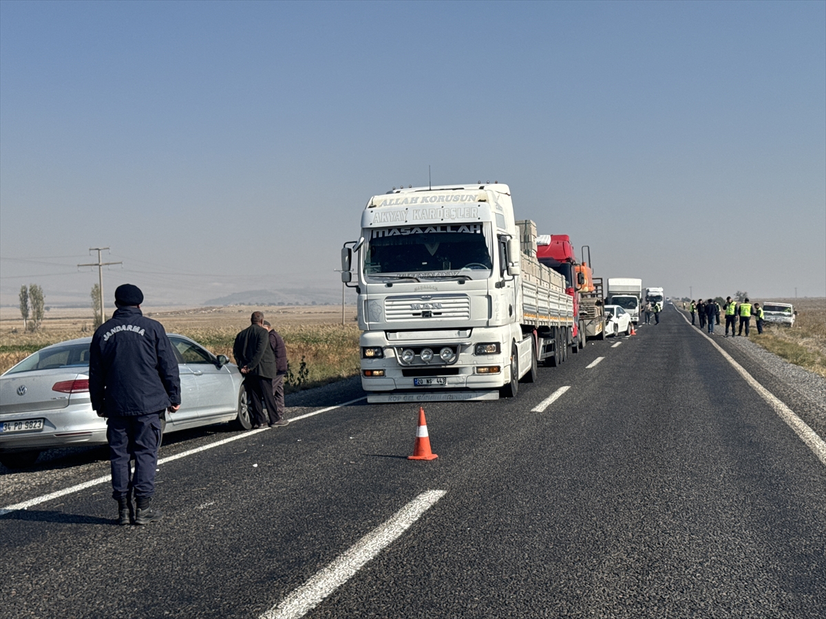 Afyonkarahisar'daki trafik kazasında karakol komutanı astsubay öldü, 15 kişi yaralandı