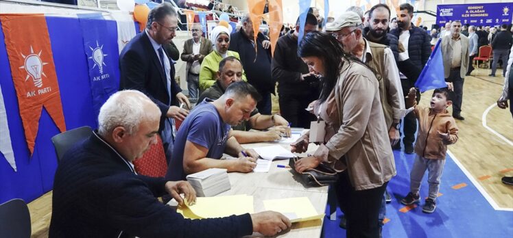 AK Parti Genel Başkan Yardımcısı Uygur, partisinin Edremit İlçe Kongresi'nde konuştu: