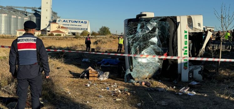 Aksaray'da yolcu otobüsünün devrilmesi sonucu 6 kişi öldü, 20 kişi yaralandı