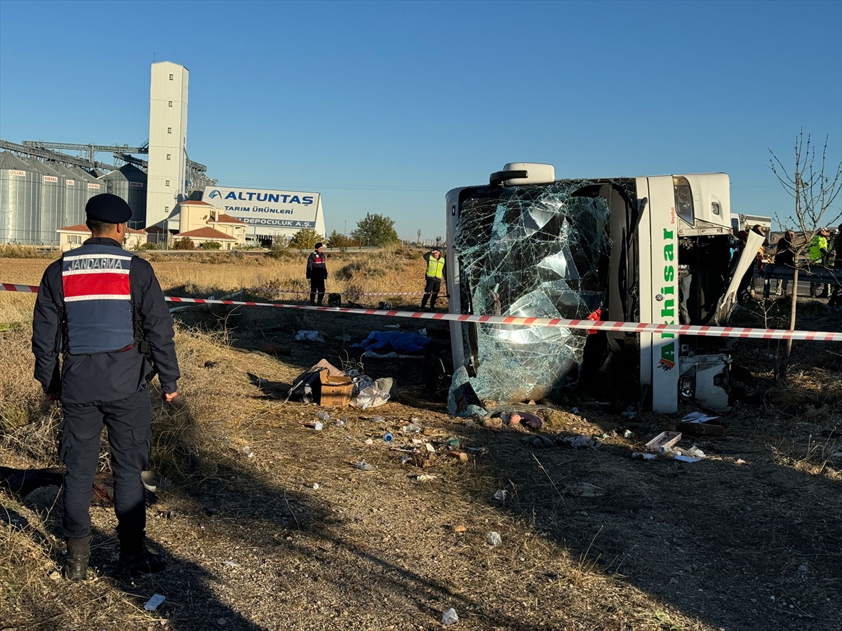 Aksaray'da yolcu otobüsünün devrilmesi sonucu 6 kişi öldü, 20 kişi yaralandı