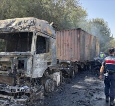 Anadolu Otoyolu'nda kaza yaparak yanan 2 tırın sürücüleri yaralandı