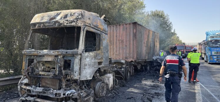 Anadolu Otoyolu'nda kaza yaparak yanan 2 tırın sürücüleri yaralandı