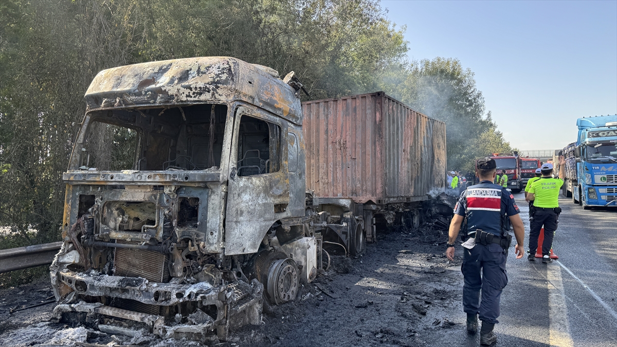 Anadolu Otoyolu'nda kaza yaparak yanan 2 tırın sürücüleri yaralandı