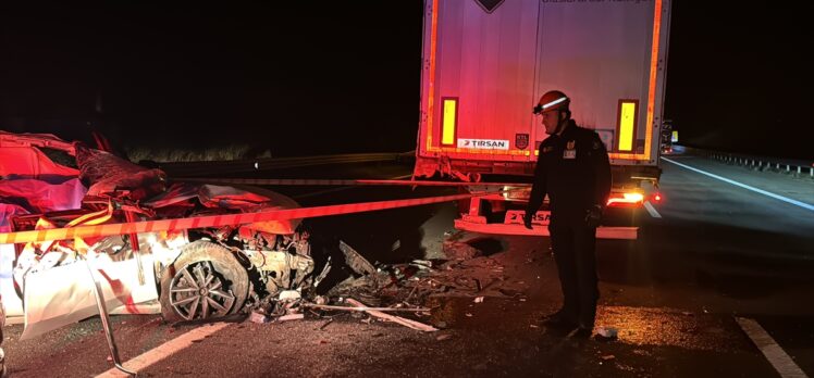 Anadolu Otoyolu'nda tıra çarpan otomobildeki 2 kişi öldü