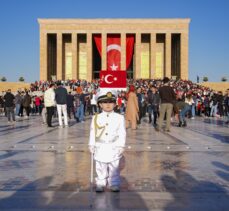 Anıtkabir'de askerlerin nöbet değişimini taklit eden minik Barskan, ziyaretçilerin ilgi odağı oldu