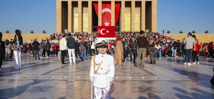 Anıtkabir'de askerlerin nöbet değişimini taklit eden minik Barskan, ziyaretçilerin ilgi odağı oldu