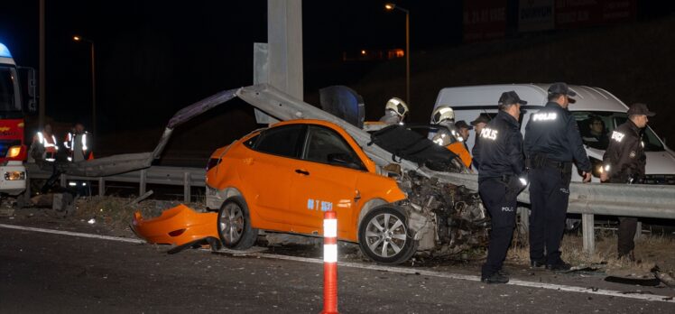 Ankara'da bariyere çarpan taksinin şoförü öldü