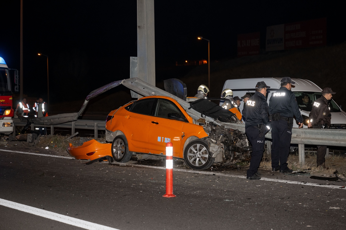 Ankara'da bariyere çarpan taksinin şoförü öldü